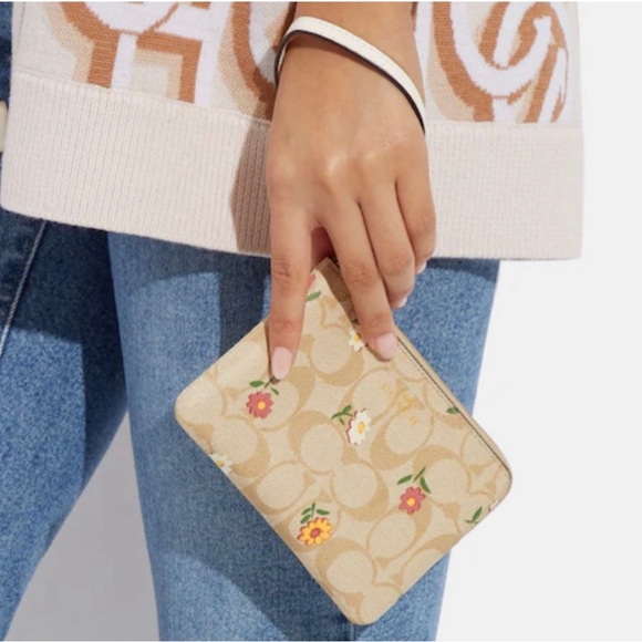 COACH 💖Corner Zip Wristlet In Signature Canvas With Nostalgic Ditsy Print NWT - Picture 4 of 5